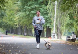 Участник забега с собакой