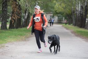 Участница забега с собакой