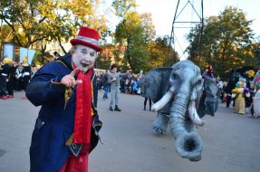 Participants of the carnival procession of theaters
