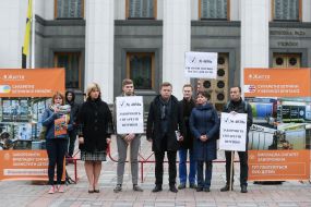 Участники брифинга возле Верховной Рады Украины