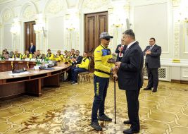 Petro Poroshenko rewards Yuri Pysarchuk