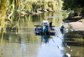 Очистка водоема в парке Запорожья