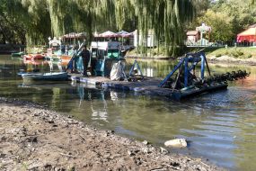 Очистка водоема в парке Запорожья