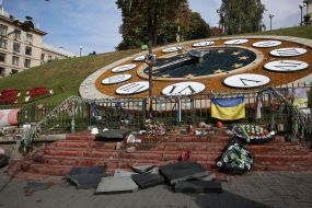A broken monument to the Heavenly Hundred
