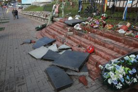 A broken monument to the Heavenly Hundred