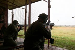 Військовослужбовці стріляють на полігоні