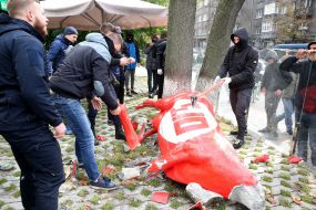 Activists are breaking a cow with the symbolism of the party "5.10"