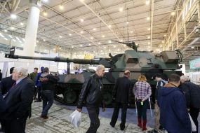 Посетители рассматривают военную технику