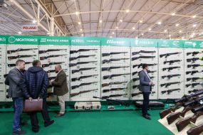 Посетители рассматривают оружие