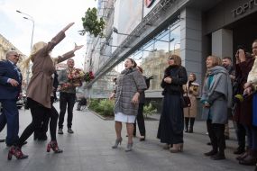 Антонина Матвиенко ловит букет