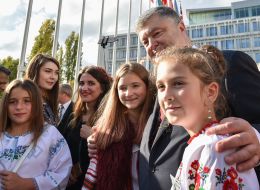 Petro Poroshenko with the children of the Ukrainian diaspora