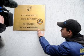 A plate on the building of the Czech embassy