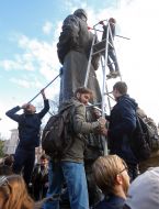 Students wash the monument to Grigory Skovoroda