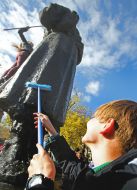 Students wash the monument to Grigory Skovoroda