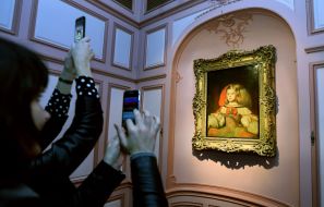 Visitors photograph the picture of "Infanta Margarita"