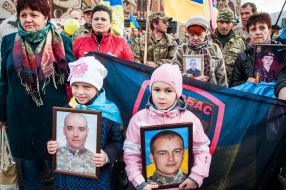 Children with portraits of dead servicemen