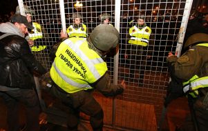 Soldiers of the National Guard fix the fence near parliament of Ukraine
