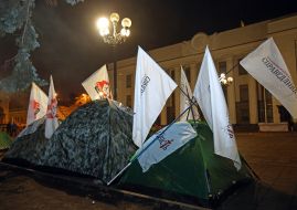 Participants of the rally set tents near the Verkhovna Rada