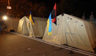 Participants of the rally set tents near the Verkhovna Rada
