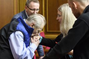 Yuri Shukhevich kisses Ulya Suprun's hand