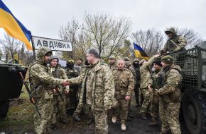 Petro Poroshenko communicates with servicemen in Avdeevka