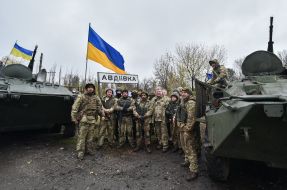 Petro Poroshenko communicates with servicemen in Avdeevka