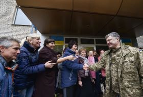 Petro Poroshenko communicates with the inhabitants of Avdeevka