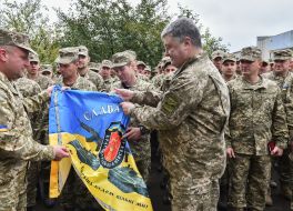 Petro Poroshenko and the servicemen