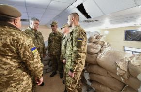 Petro Poroshenko communicates with servicemen in Avdeevka