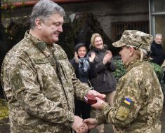 Petro Poroshenko presents awards