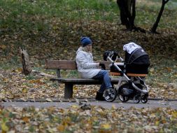 Женщина с детской коляской 