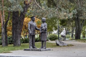 Sculptural composition "To the people of war"