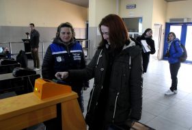 The passenger applies a contactless card to the turnstile
