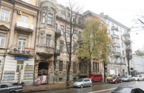 "House with snakes and chestnuts" in emergency condition