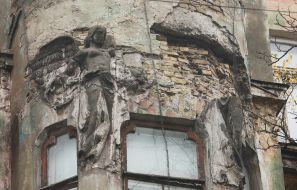 "House with snakes and chestnuts" in emergency condition