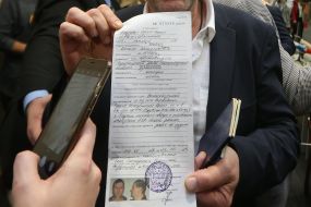 Akhtem Chiogoz shows a certificate