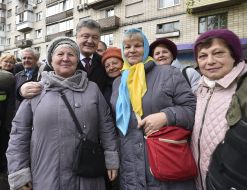 Petro Poroshenko is photographed with women