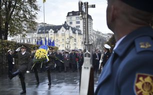 Laying flowers to the Tomb of the Unknown Soldier