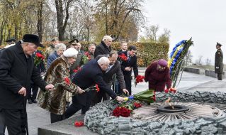 Laying flowers to the Tomb of the Unknown Soldier