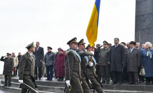 Laying flowers to the Tomb of the Unknown Soldier