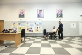 Игоря Мосийчука вывозят на медицинской каталке