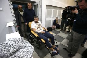 Игоря Мосийчука вывозят на медицинской каталке