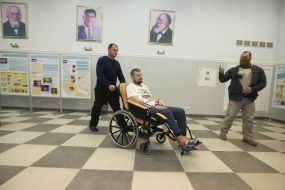 Игорь Мосийчук на медицинской каталке