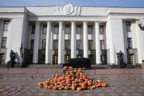 Гарбузи біля будівлі Верховної Ради 
