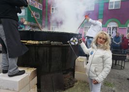 Приготовление кулеша в огромном котле