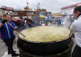 Приготовление кулеша в огромном котле