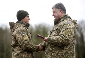 Petro Poroshenko awarded artillery troops