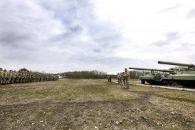 Petro Poroshenko at a military training ground