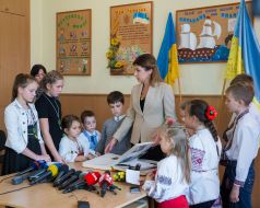 Marina Poroshenko with schoolchildren