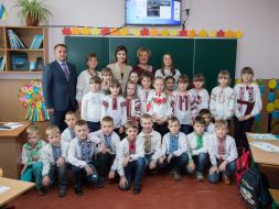 Marina Poroshenko with schoolchildren